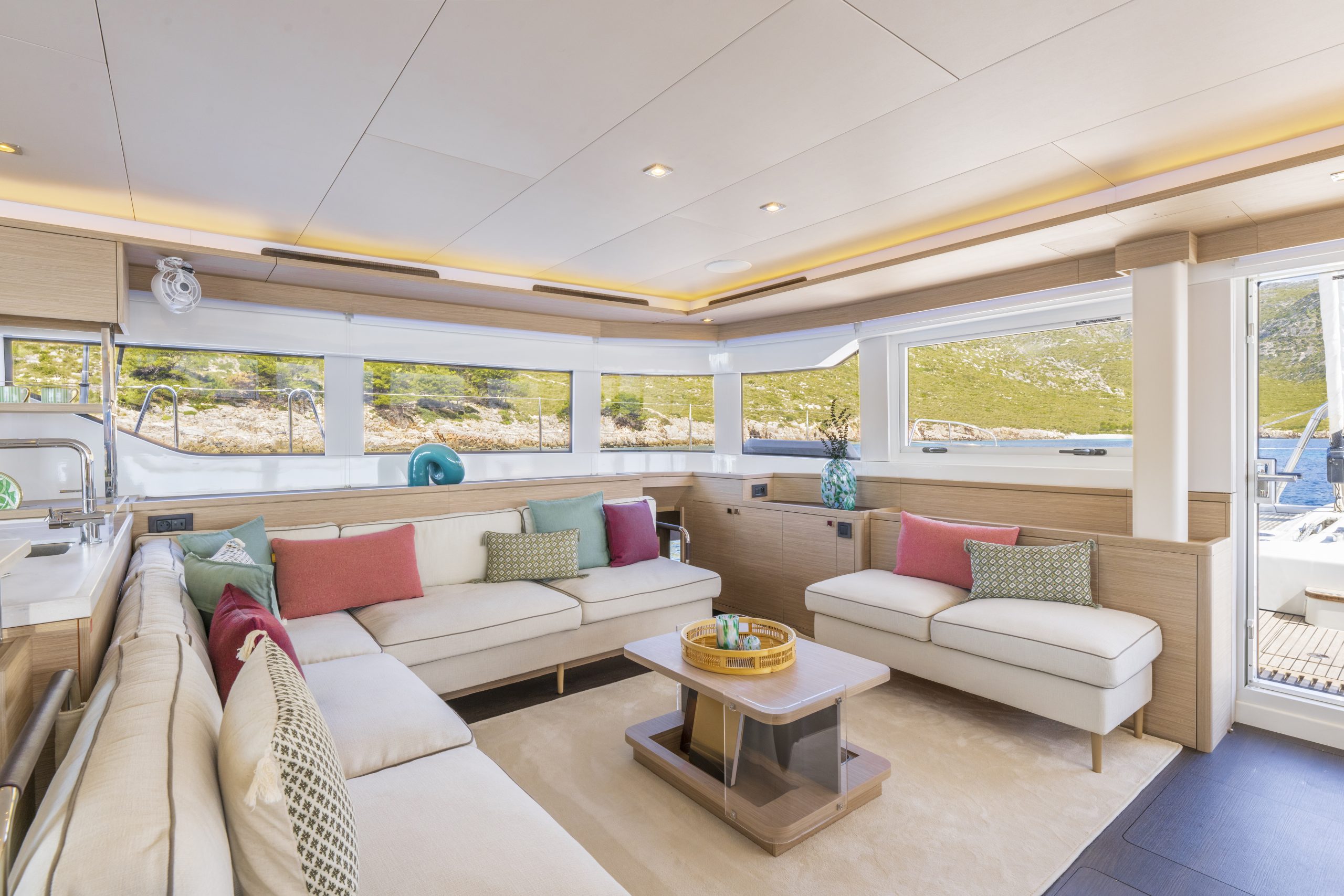 Lagoon Best Dealer - Lagoon 60 Saloon