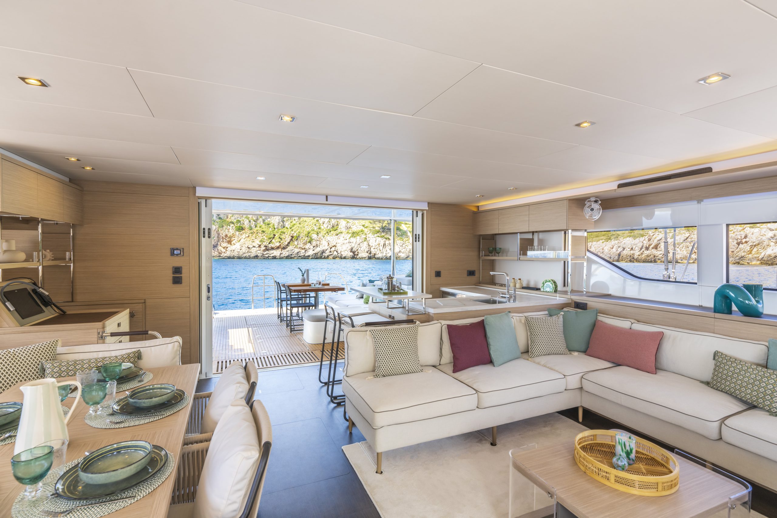 Lagoon Best Dealer - Lagoon 60 Saloon