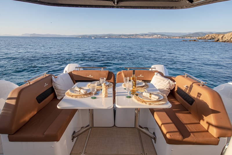 Four Winns TH36 - Dining Mode